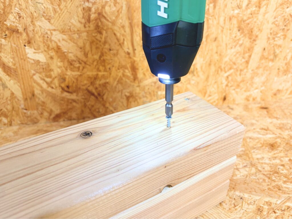 WH3DA LEDライト点灯 ビス締め中