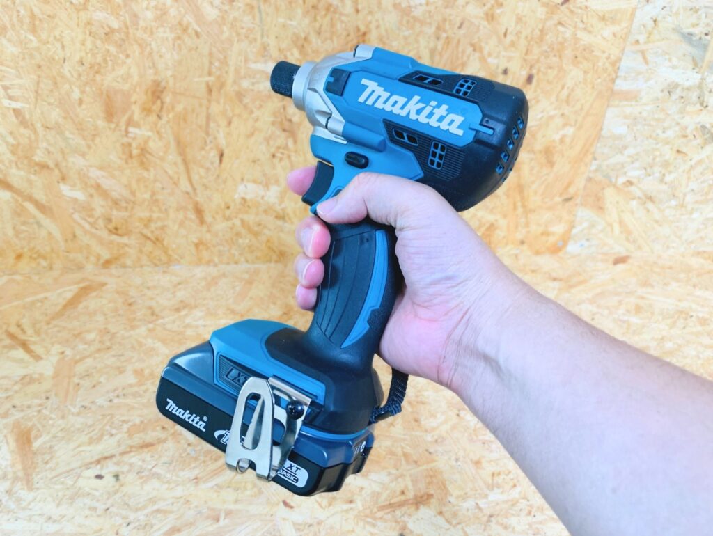 D156DにBLB182を装着して手に持っている写真