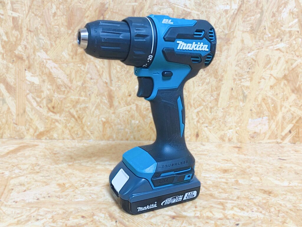 マキタ DF490D 本体側面 BLB182装着時