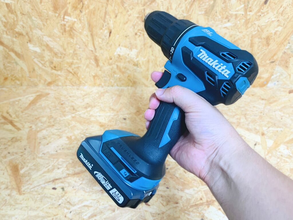 マキタ DF490D を手持ちしたサイズ感