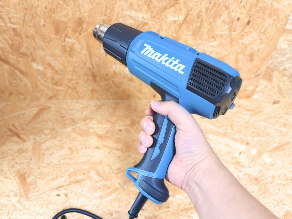 マキタ HG6031VK 手持ち正面（0.67kgの軽さを確認）