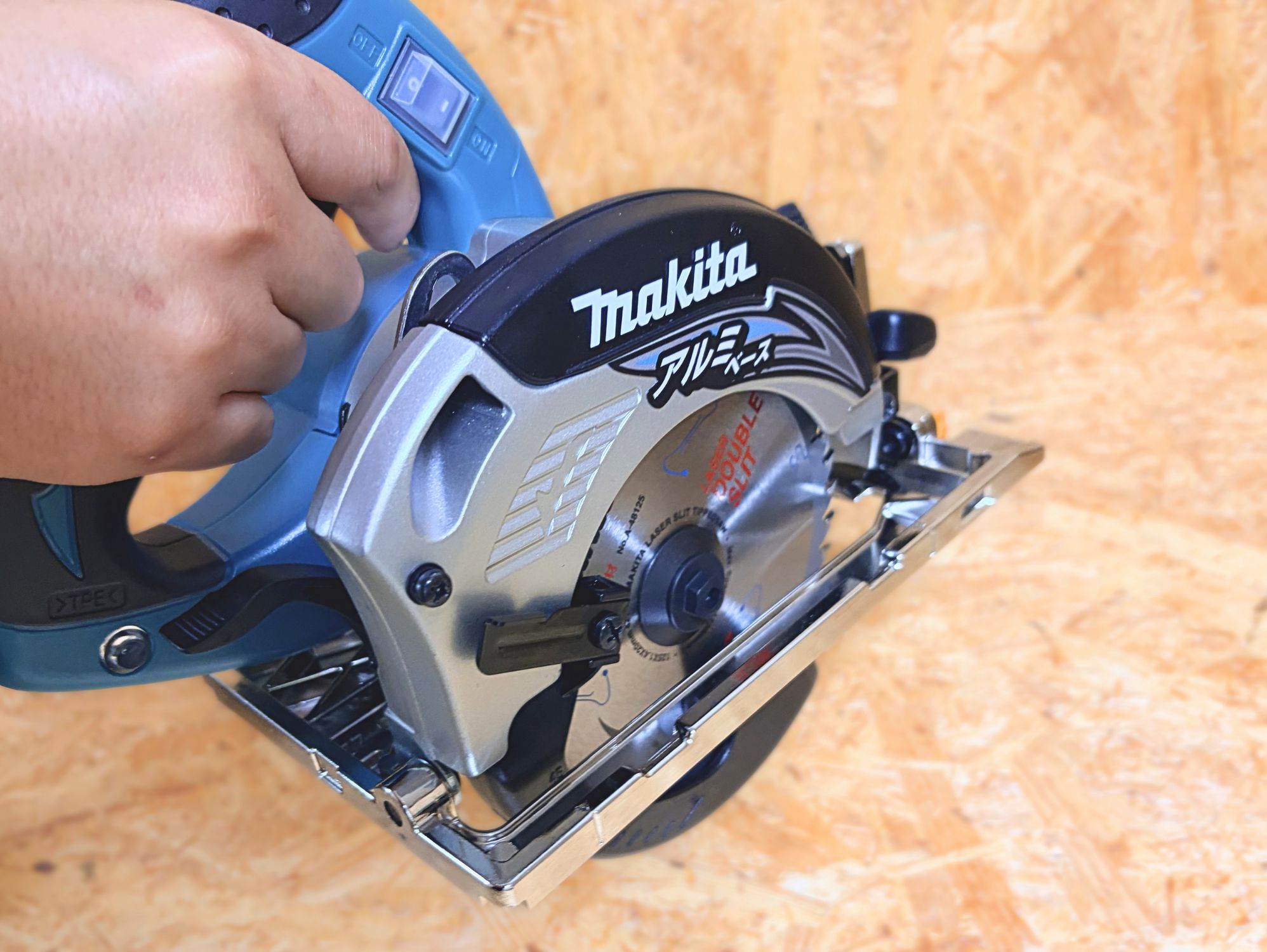 マキタ5230を手に持ったところ
