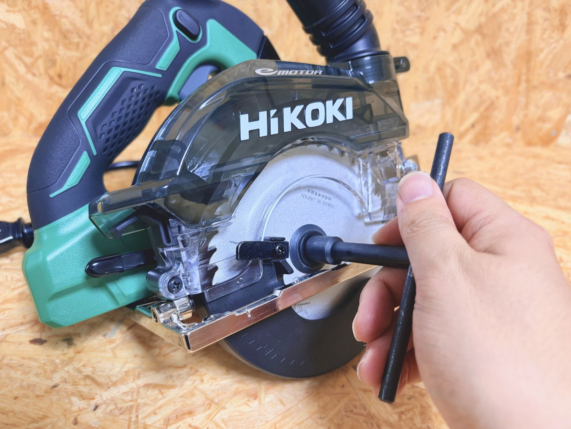 付属のボックススパナでC5YEののこ刃の固定ボルトを回しているところ