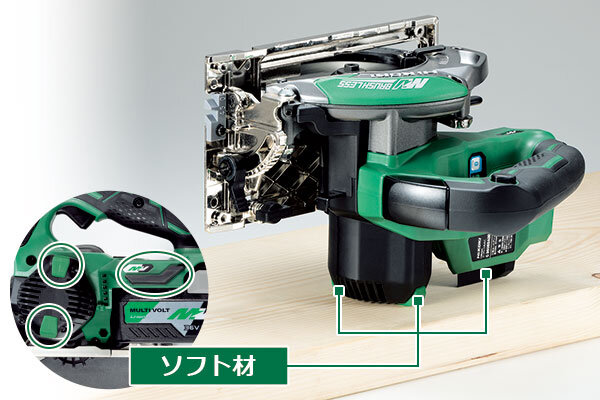 のこ刃交換のために横に寝かせたC3605DB(SK)と、接地する3か所のソフト材