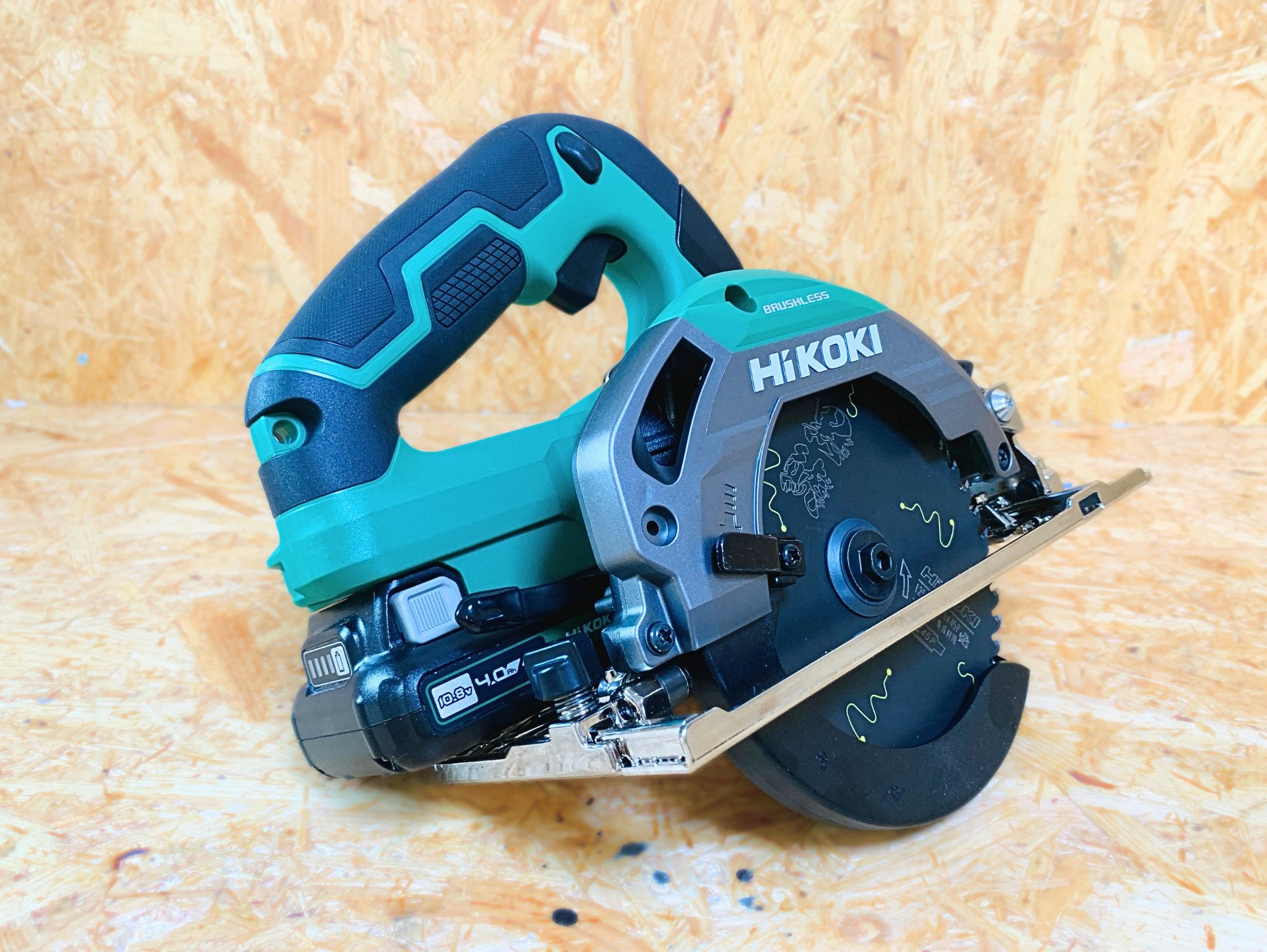10.8V・4.0Ahバッテリーを付けたHiKOKI C1205DA本体