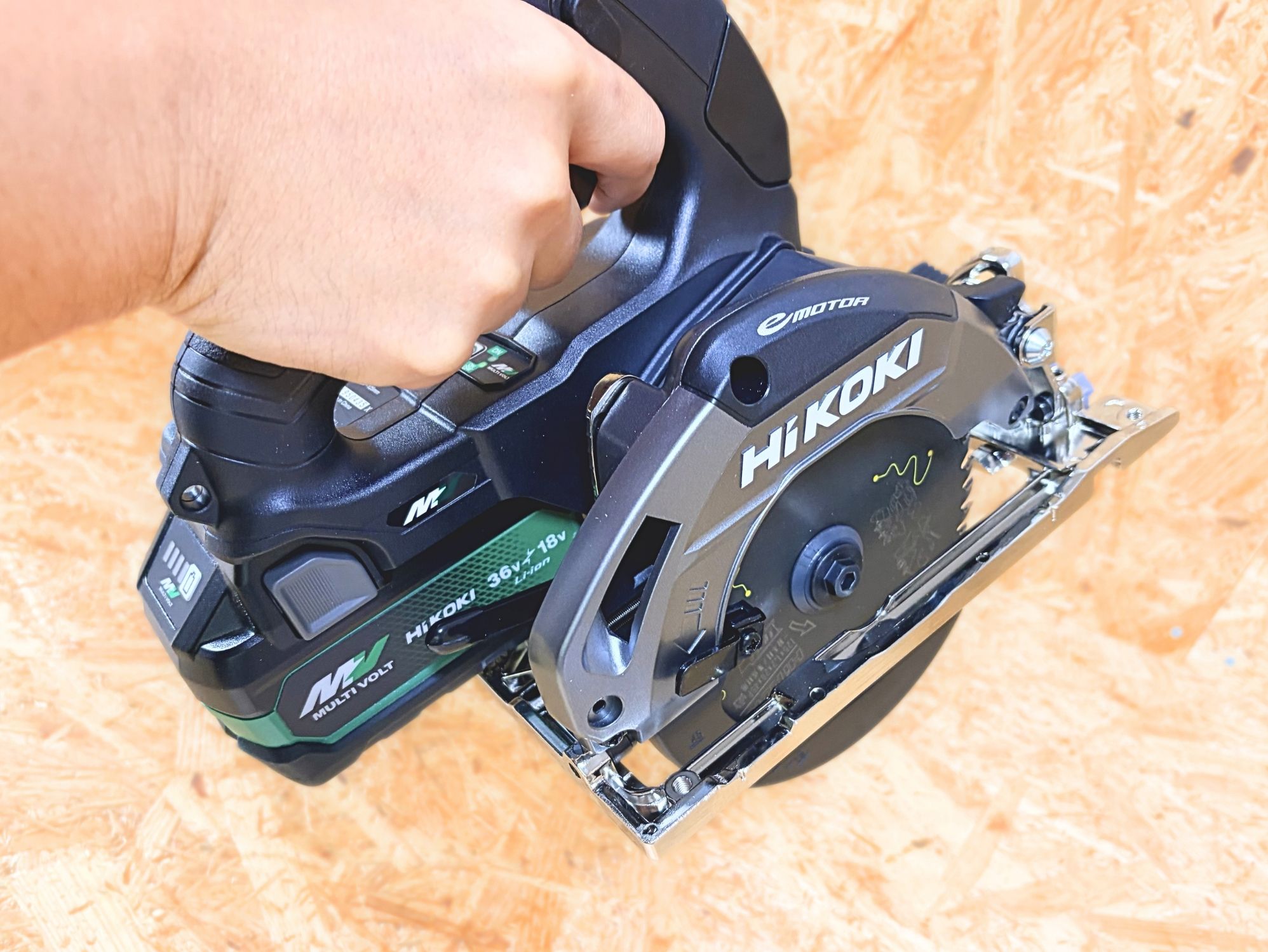 マルチボルト蓄電池を付けたC3605DA(SK)を片手で持ったところ