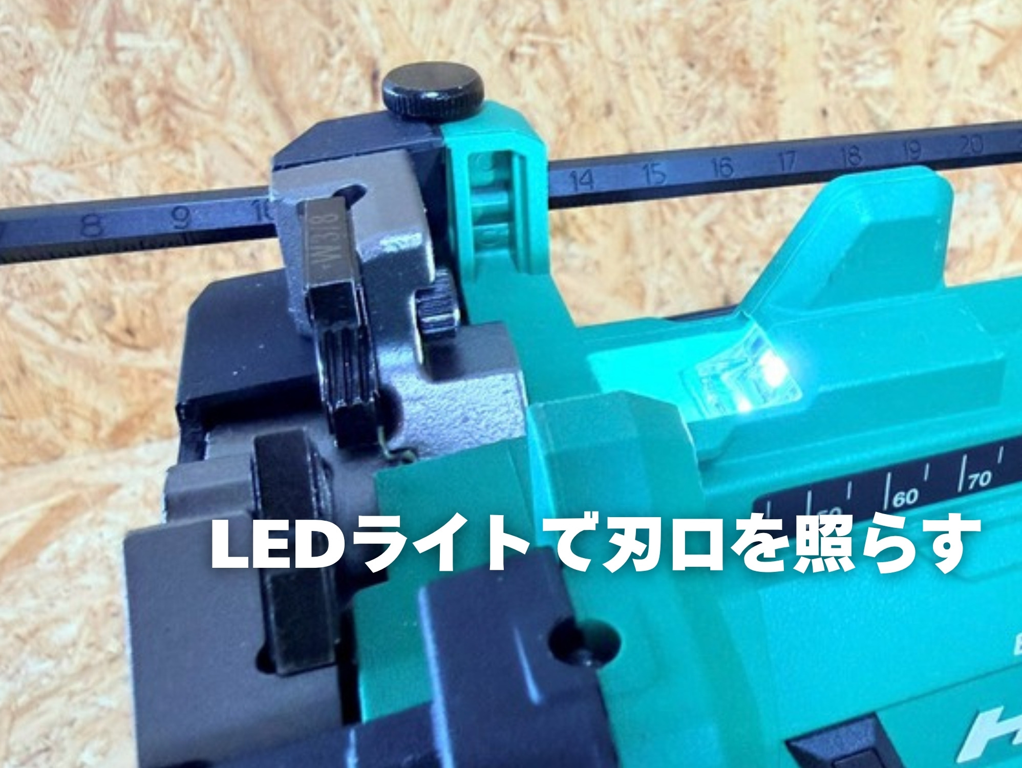 LEDライトが点いたCL12DAの刃口(W3/8の刻印)
