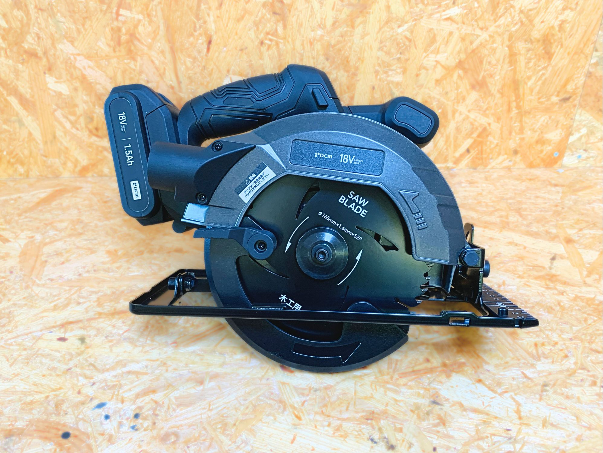 DCM CS-180Dに18V 1.5Ahバッテリーを付けた本体側面