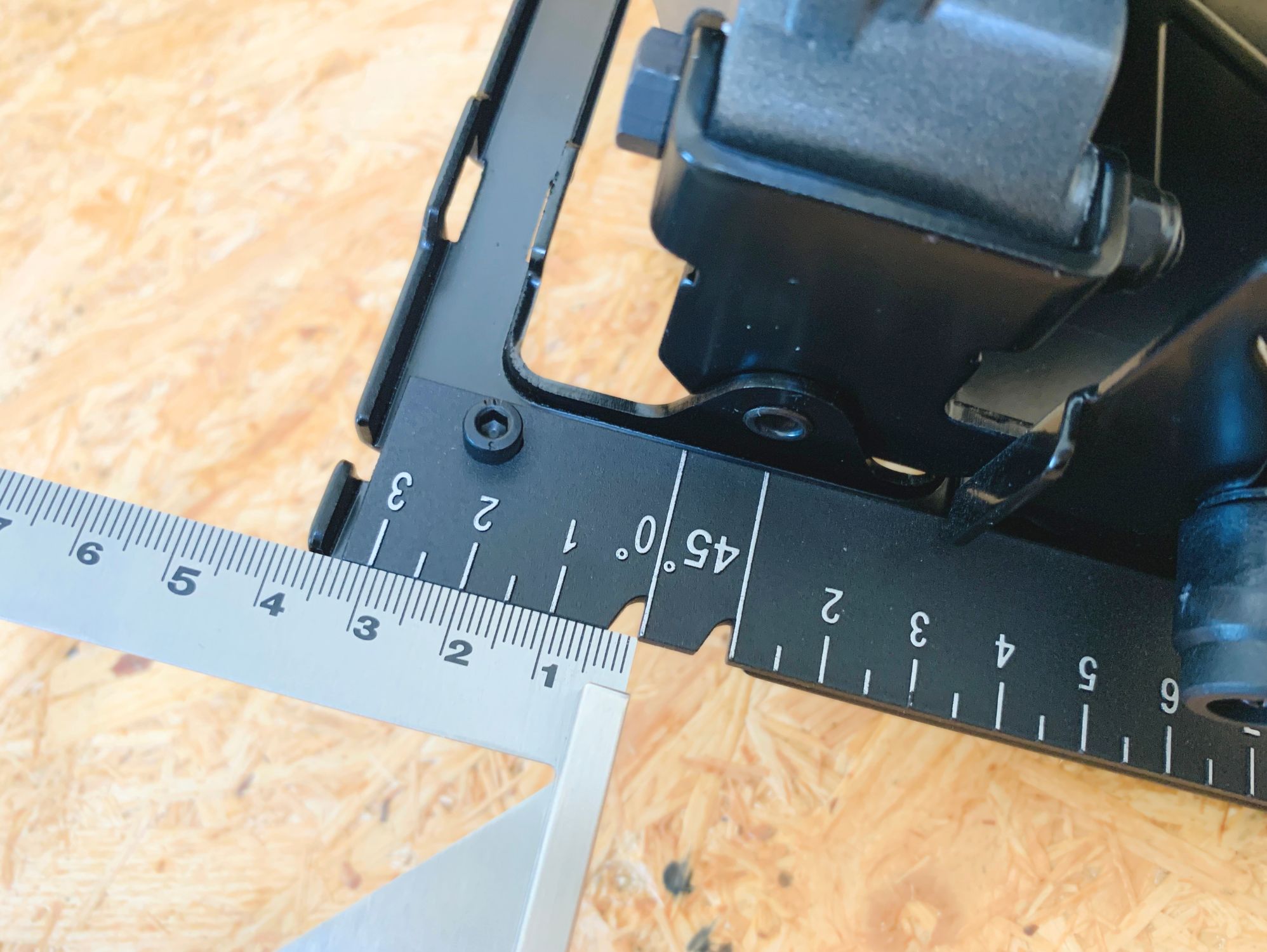 DCM CS-180Dのベース先端にある0°・45°の切り欠きと目盛り