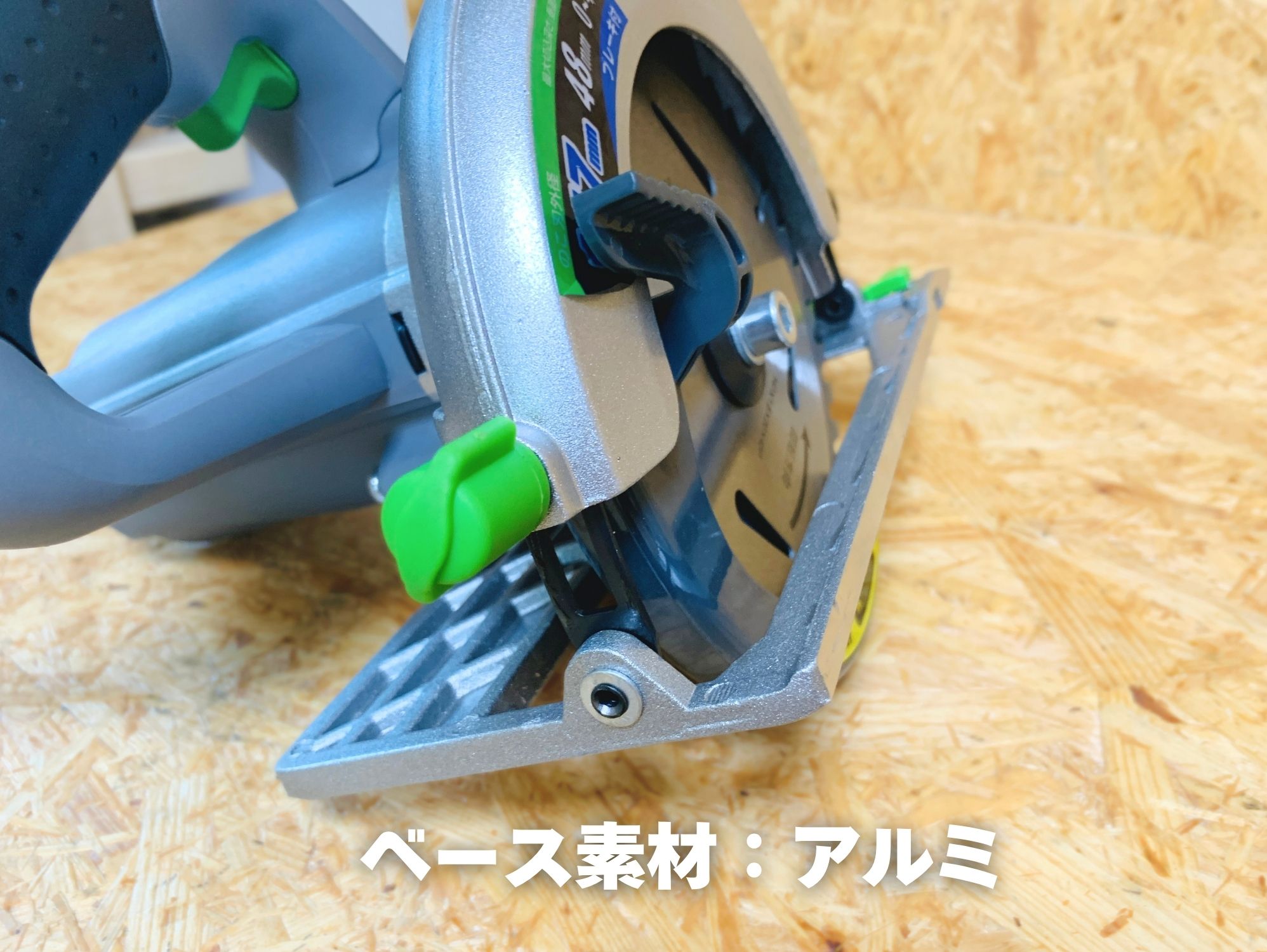 DM-100のアルミ製ベースを前から見たところ