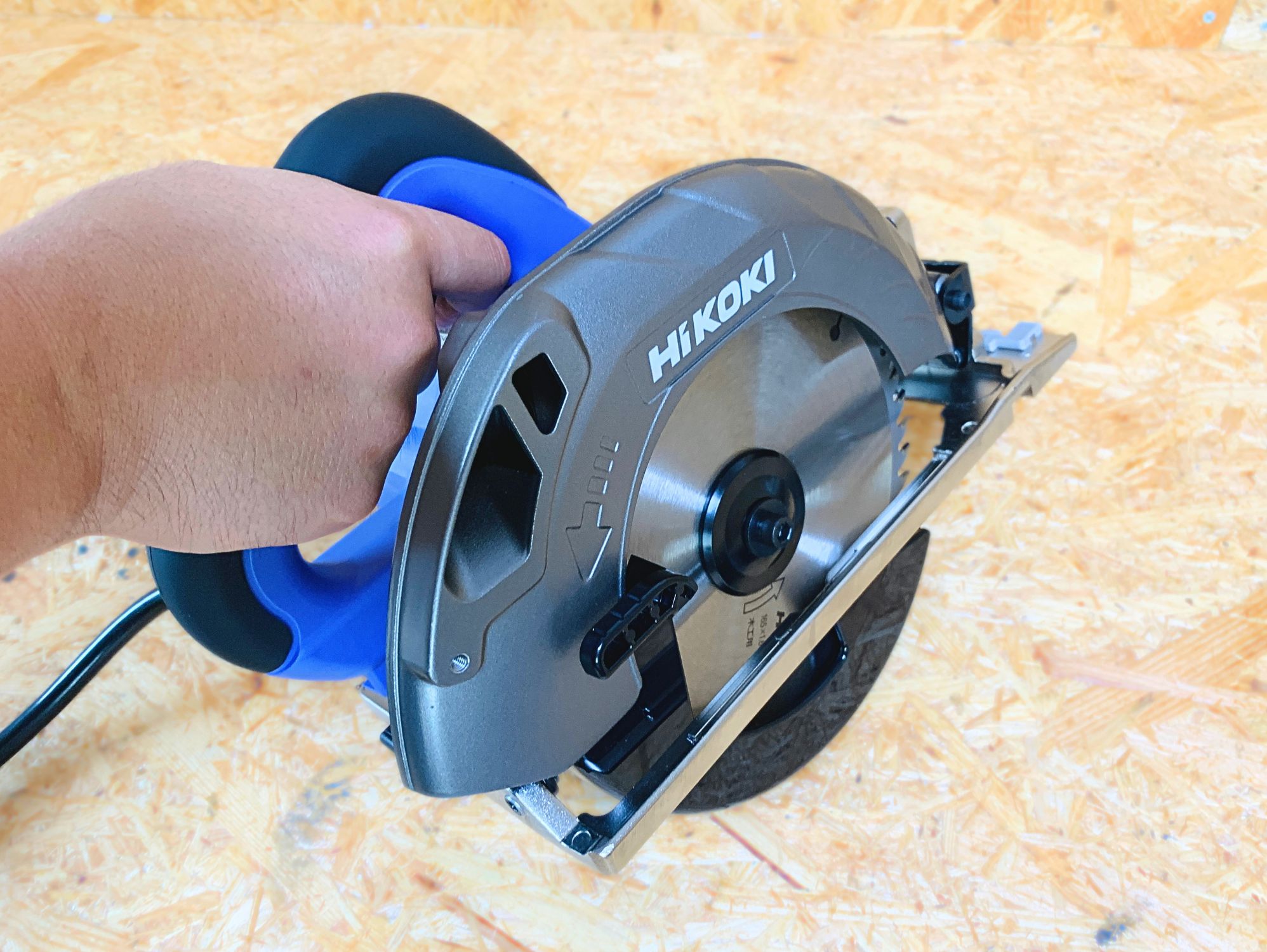 HiKOKI FC6MA3のハンドルを握ったところ
