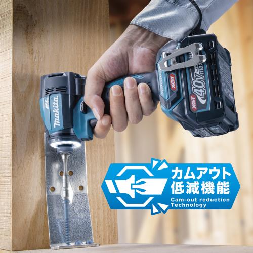 柱に金物をビスで留めている手元と、カムアウト低減機能のマーク